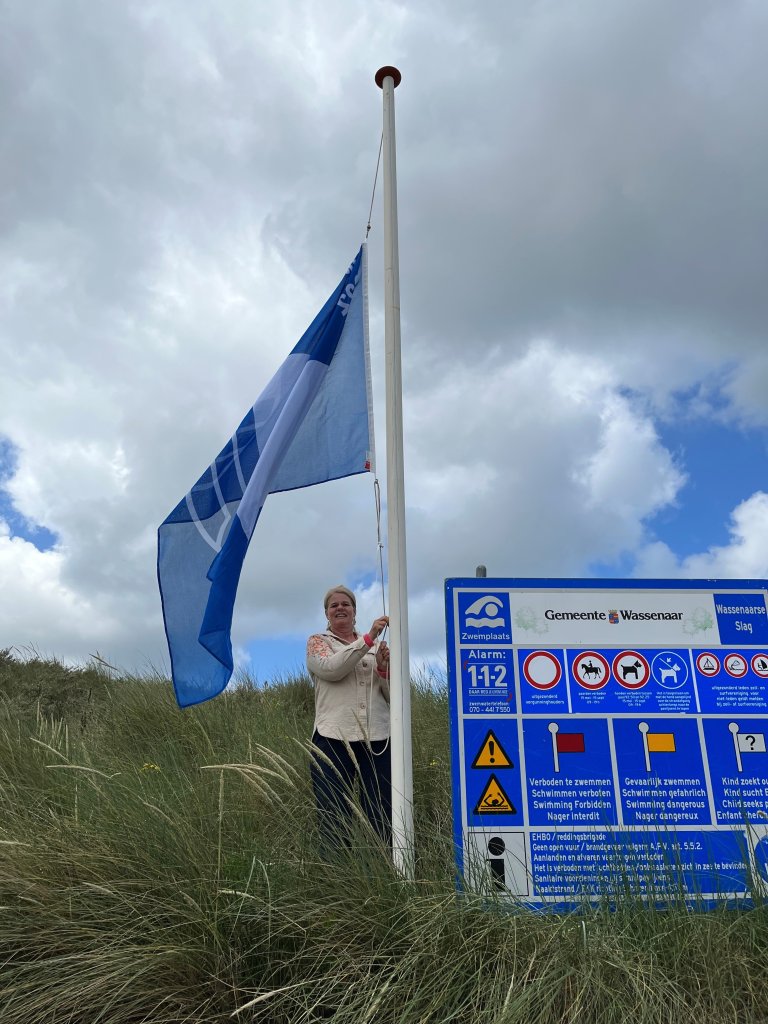 Wethouder Klaver-Bouman hijst de Blauwe Vlag bij de Wassenaarse Slag