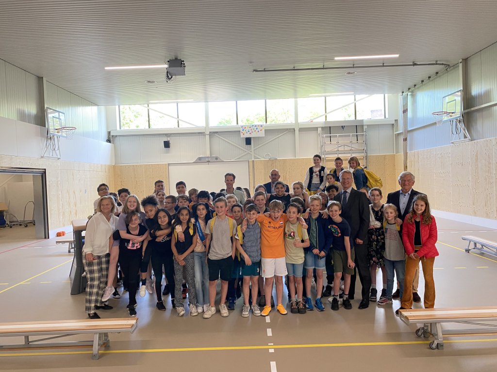 Leerlingen van de St. Jozefschool samen met (v.l.n.r.) wethouder Inge Zweerts de Jong, schooldirecteur Jos Dohle (St. Jozefschool), schooldirecteur Erik Los (Nutsschool), wethouder Hubert Schokker en wethouder Ritske Bloemendaal.