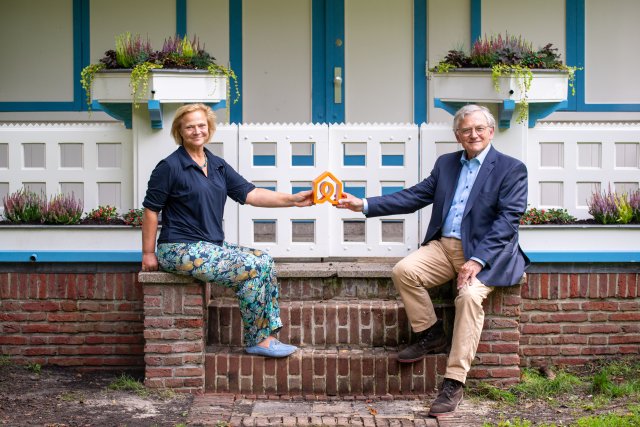 Wethouders Inge Zweerts de Jong (Jeugd) en Ritske Bloemendaal (Wmo) met een 3D-model van het logo van Kamers met Aandacht