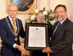 Burgemeester Leendert de Lange met de winnaar van de Wassenaarse Monumenten Prijs 2021